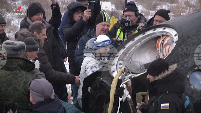 Руско-американски екипаж се завърна на Земята с космическия кораб „Союз МС-27“