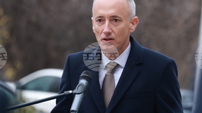 Министърът на образованието в оставка Красимир Вълчев ще направи първа копка на нов физкултурен салон и ще открие STEM център в Благоевград