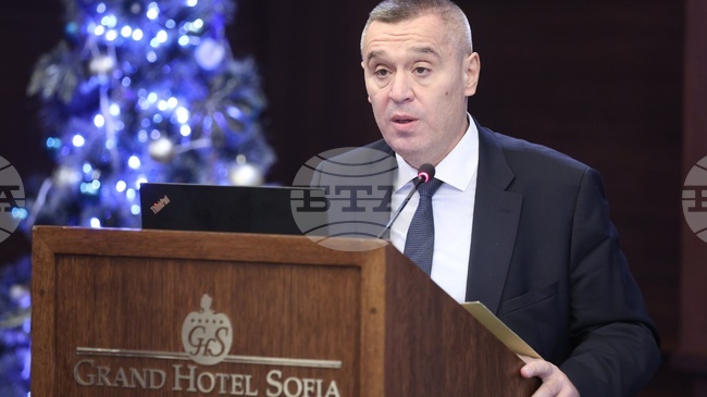 Законите за браншовите организации, за кооперациите, за собствеността и ползването на земеделски земи са готови и отиват на обществено обсъждане, каза министър Тахов