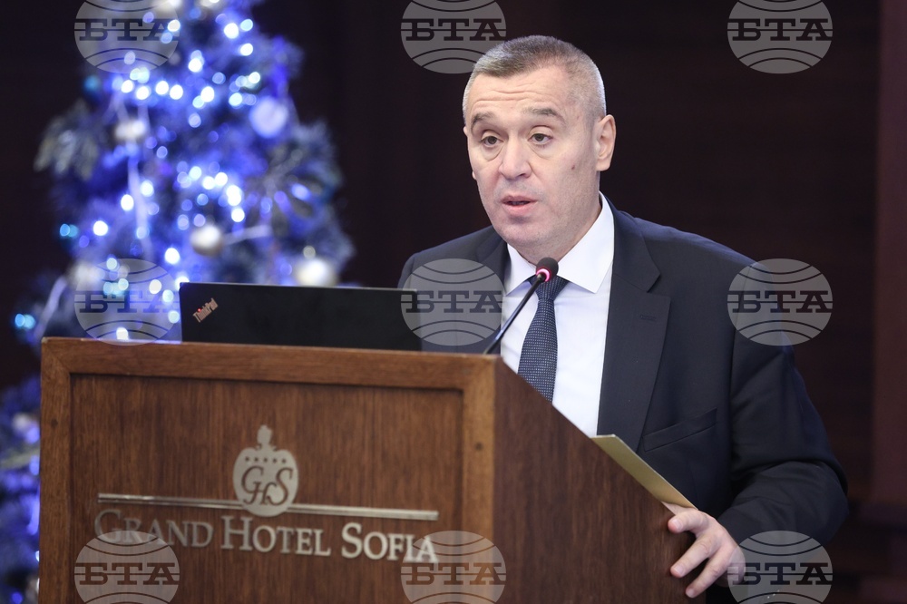 Законите за браншовите организации, за кооперациите, за собствеността и ползването на земеделски земи са готови и отиват на обществено обсъждане, каза министър Тахов