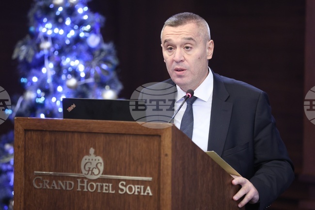 Законите за браншовите организации, за кооперациите, за собствеността и ползването на земеделски земи са готови и отиват на обществено обсъждане, каза министър Тахов