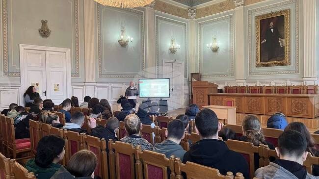 На среща с инспектор от МВР учениците от ПДТГ „Димитър Хадживасилев“ в Свищов научиха за вредите от наркотиците 