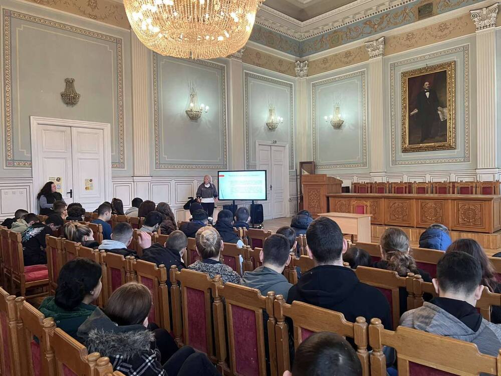 На среща с инспектор от МВР учениците от ПДТГ „Димитър Хадживасилев“ в Свищов научиха за вредите от наркотиците 