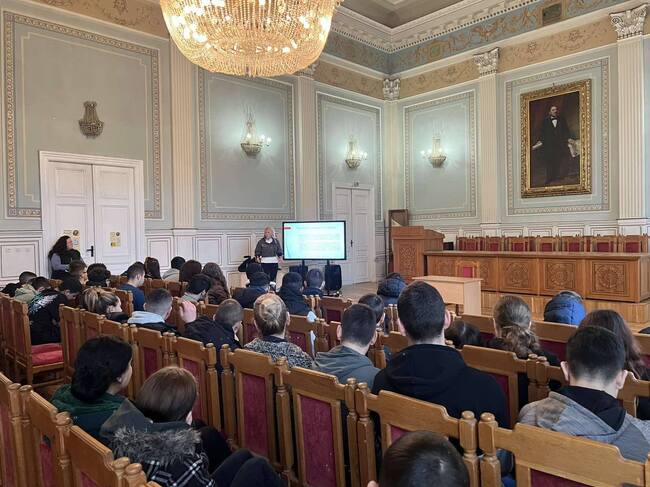 На среща с инспектор от МВР учениците от ПДТГ „Димитър Хадживасилев“ в Свищов научиха за вредите от наркотиците 