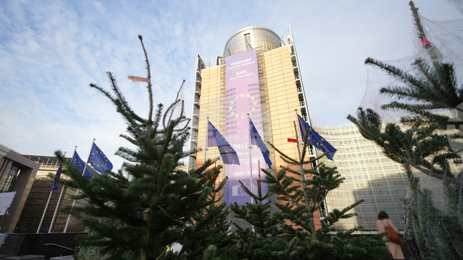 ЕС ще замрази за още 6 месеца пакета от ответни търговски мерки срещу САЩ на стойност 93 милиарда евро