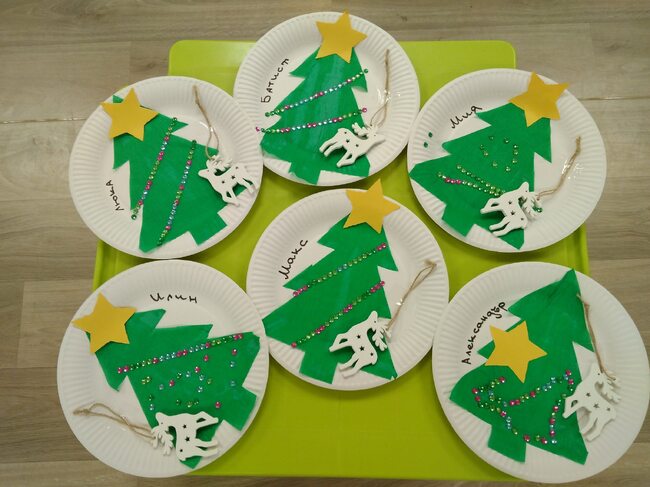 Коледни пана правиха в детската градина към Българското училище „Паисий Хилендарски“ в Париж