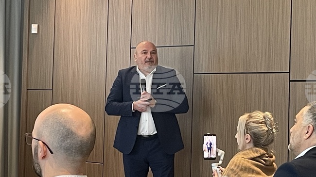 Глобалното забавяне и европейските рискове ще повлияят на българската икономика и технологичния сектор, каза членът на Фискалния съвет Любомир Дацов