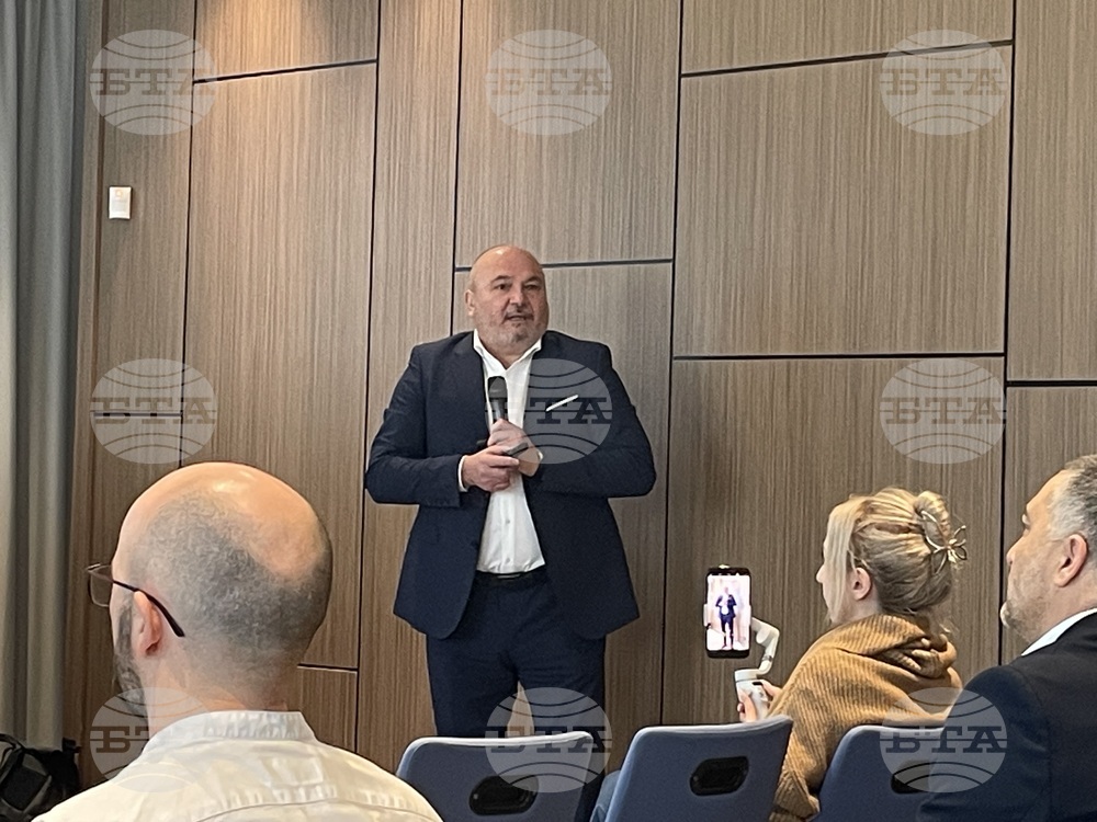 Глобалното забавяне и европейските рискове ще повлияят на българската икономика и технологичния сектор, каза членът на Фискалния съвет Любомир Дацов