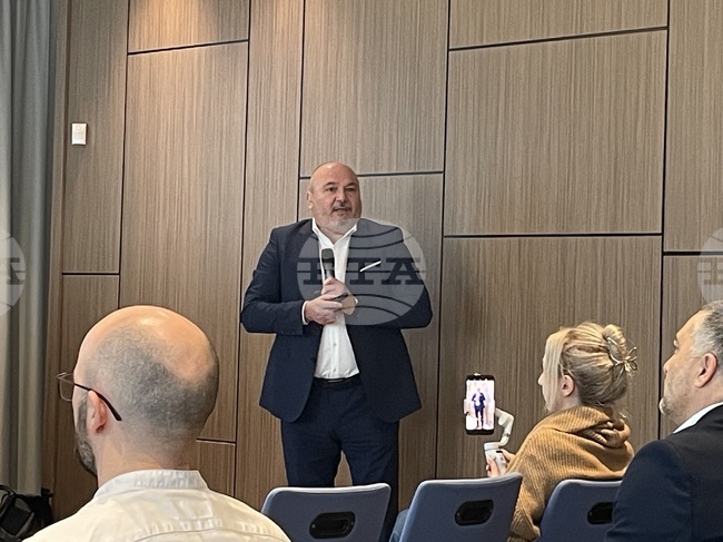 Глобалното забавяне и европейските рискове ще повлияят на българската икономика и технологичния сектор, каза членът на Фискалния съвет Любомир Дацов