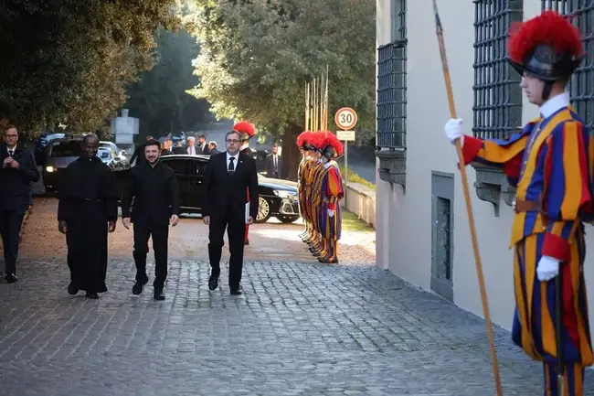 АНСА: Зеленски се срещна с папа Лъв XIV в Кастел Гандолфо 