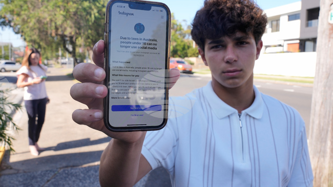 Австралия си възвръща контрола, забранявайки достъп до социалните мрежи за децата под 16 години, каза премиерът