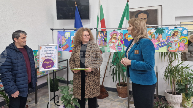 Изложба с рисунки в Регионалната библиотека в Разград разкрива света на Андрей Коев, потребител на защитеното жилище в село Просторно