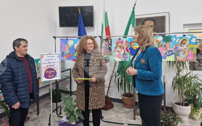 Изложба с рисунки в Регионалната библиотека в Разград разкрива света на Андрей Коев, потребител на защитеното жилище в село Просторно