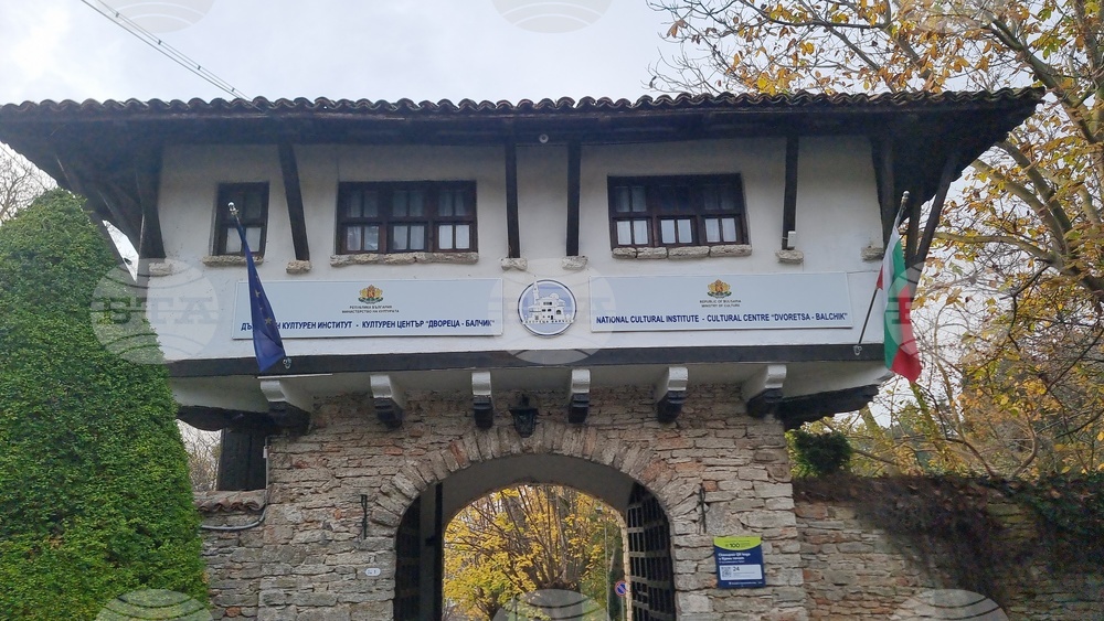 Калоян Куманов и майстор на сурвакарски маски са сред участниците в културната програма "Традиции България" на "Двореца" в Балчик