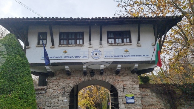 Калоян Куманов и майстор на сурвакарски маски са сред участниците в културната програма "Традиции България" на "Двореца" в Балчик