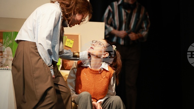 Русенският театър представя премиерно черната комедия „Глория"