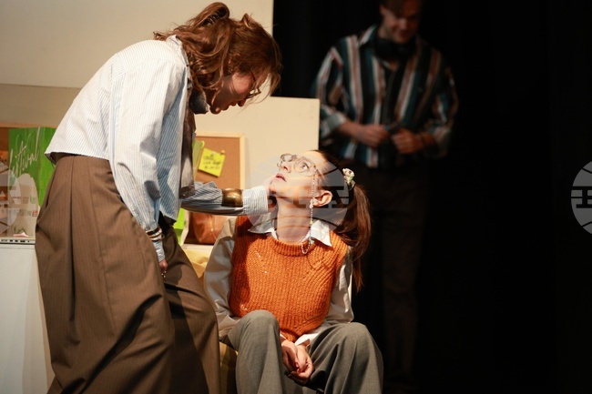 Русенският театър представя премиерно черната комедия „Глория"