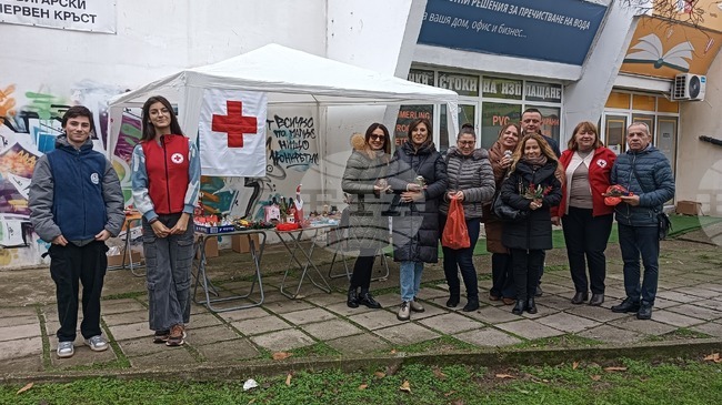 Започна коледен благотворителен базар, организиран от БЧК в Силистра