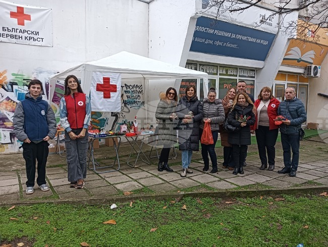 Започна коледен благотворителен базар, организиран от БЧК в Силистра