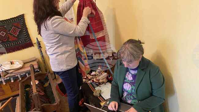 Специалисти от Русенския музей описват предмети от читалищни сбирки, за да ги превърнат в обществени колекции