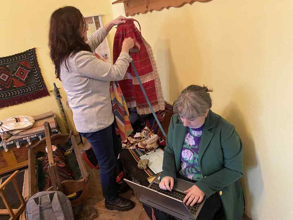 Специалисти от Русенския музей описват предмети от читалищни сбирки, за да ги превърнат в обществени колекции