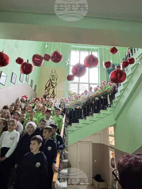 В Трето основно училище „Гоце Делчев“ в Петрич се провежда инициативата „24 дни до Коледа – по една светла мисъл на ден“