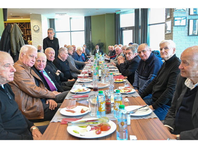 Президентът Георги Иванов приветства футболни легенди на традиционния Коледен обяд на ветераните