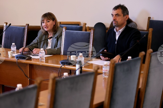 Заседанието на парламентарната комисия по конституционни и правни въпроси не се състоя поради липса на кворум