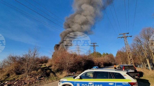 Автомобилни гуми горят в местността Войниковец в Перник, съобщиха от полицията 