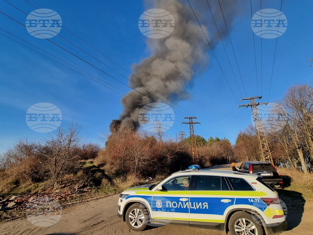 Автомобилни гуми горят в местността Войниковец в Перник, съобщиха от полицията 