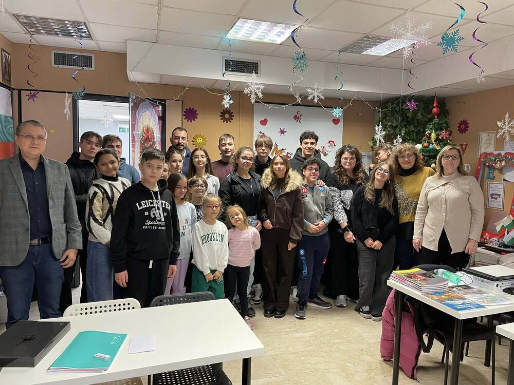 Интердисциплинарен урок „Опознай България“ се състоя в училище „Българче“ в Неапол