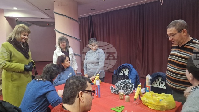 Потребители на социални услуги в Разград твориха в коледна работилница