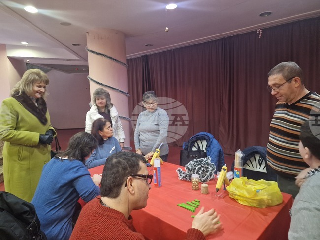 Потребители на социални услуги в Разград твориха в коледна работилница