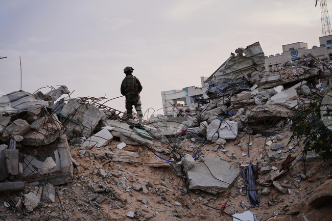 Най-малко двама палестински бойци са убити в ивицата Газа за последното денонощие, обяви Израел