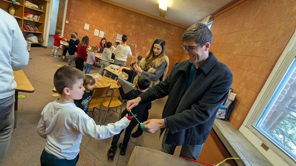 Българското училище „Роден край“ в Ню Джърси се подготвя за Коледа с традиционна работилница и репетиции за празничен концерт