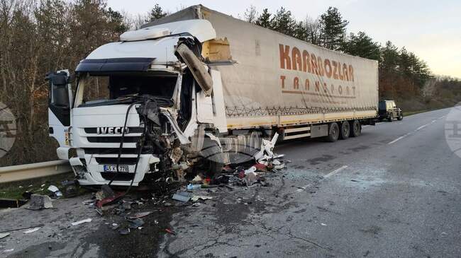 Движението по път I-7 Лесово-Елхово е частично възстановено и се регулира от „Пътна полиция"