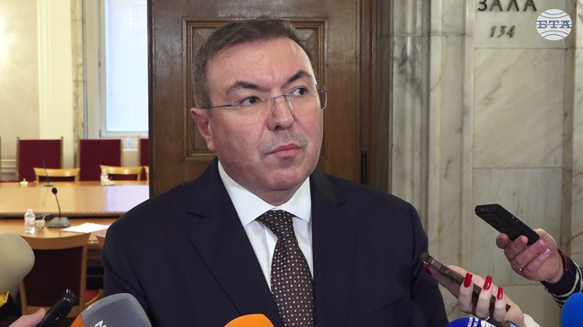 Осигурени са средства за увеличение на заплатите на медицинските сестри, каза председателят на Комисията по здравеопазване в парламента Костадин Ангелов