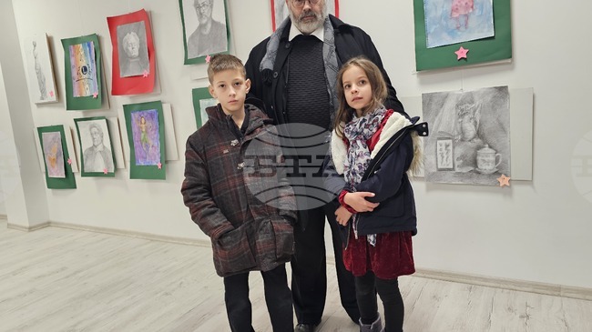Децата от школата по рисуване и дизайн, водена от русенския художник Иван Иванов - Йоаний, подредиха коледна изложба 
