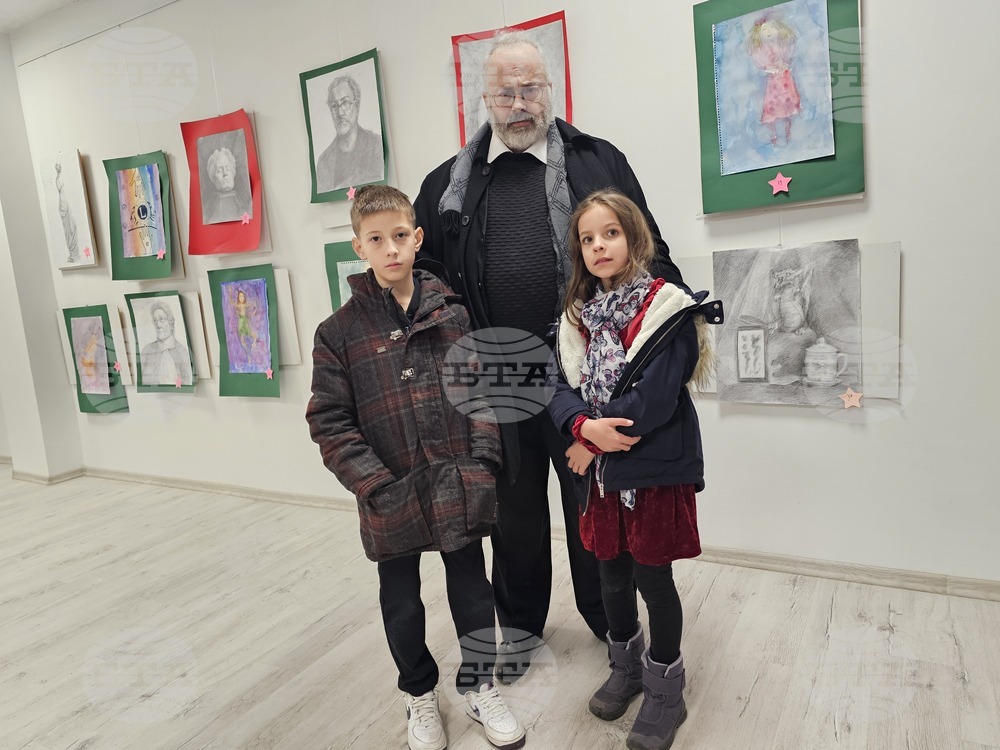 Децата от школата по рисуване и дизайн, водена от русенския художник Иван Иванов - Йоаний, подредиха коледна изложба 
