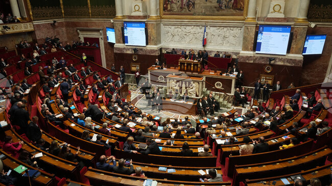 Френското правителство оцеля и при втория за деня вот на недоверие