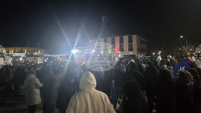 В Белица хора се събраха на митинг под надслов "Не на омразата" 