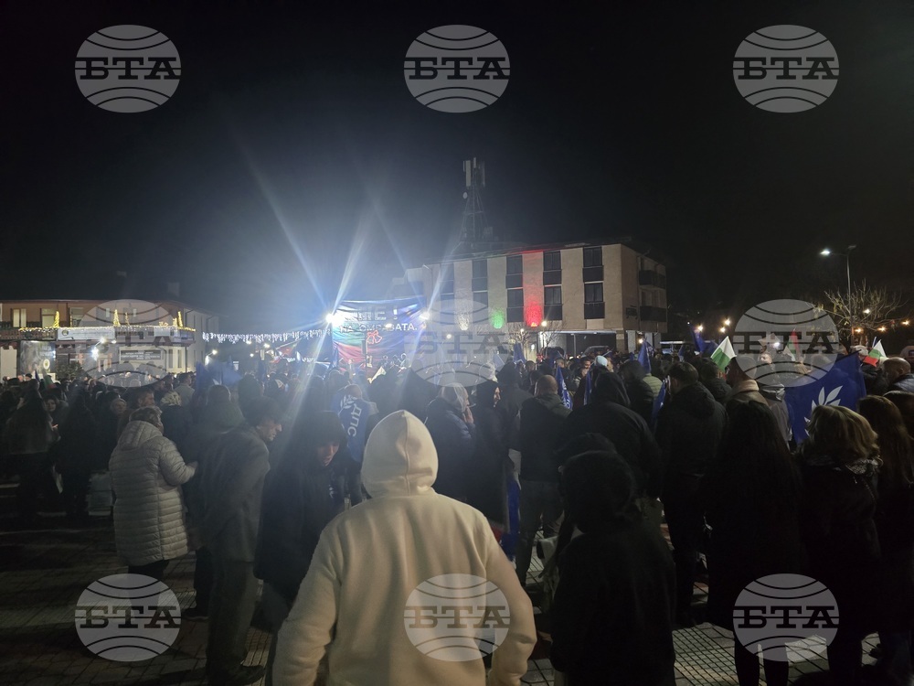 В Белица хора се събраха на митинг под надслов "Не на омразата" 