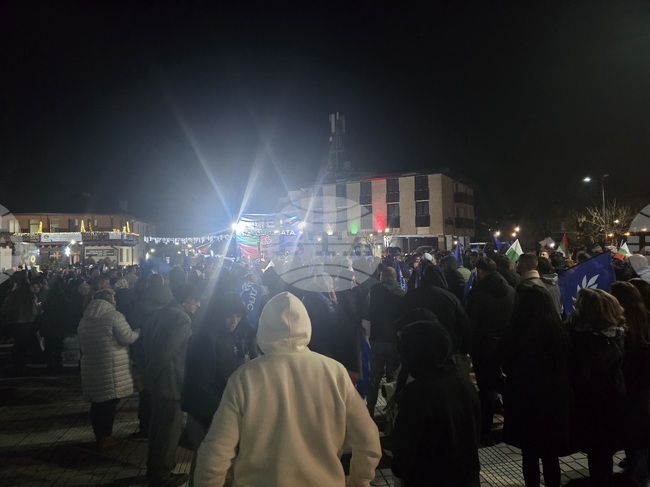 В Белица хора се събраха на митинг под надслов "Не на омразата" 