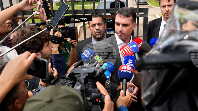 Болсонаро подкрепя кандидатурата на сина си за президент на Бразилия 