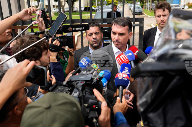 Болсонаро подкрепя кандидатурата на сина си за президент на Бразилия 