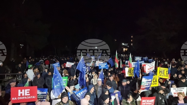 На митинг пред читалището се събраха в село Крушари