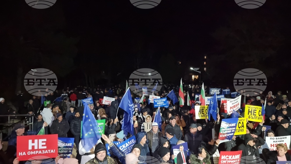 На митинг пред читалището се събраха в село Крушари