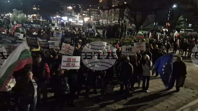 Граждани се събраха на площад „Възраждане“ в Разград за митинга на „ДПС-Ново начало“