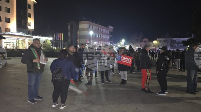 Граждани се събират на митинг в Луковит