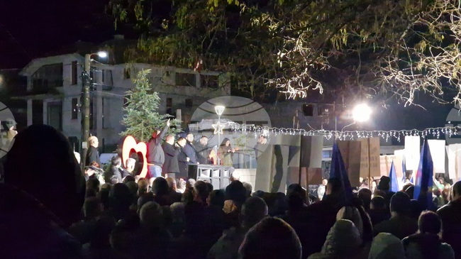 На площада пред сградата на Община Руен се събраха граждани в подкрепа на правителството